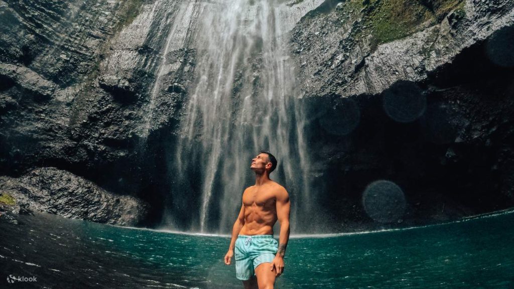 Menjelajahi Keindahan Air Terjun Madakaripura dan Panorama Pegunungan Bromo